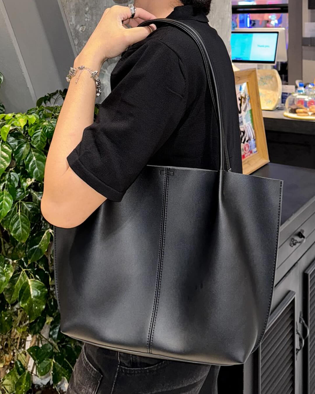 Ladies tote bag with open construction