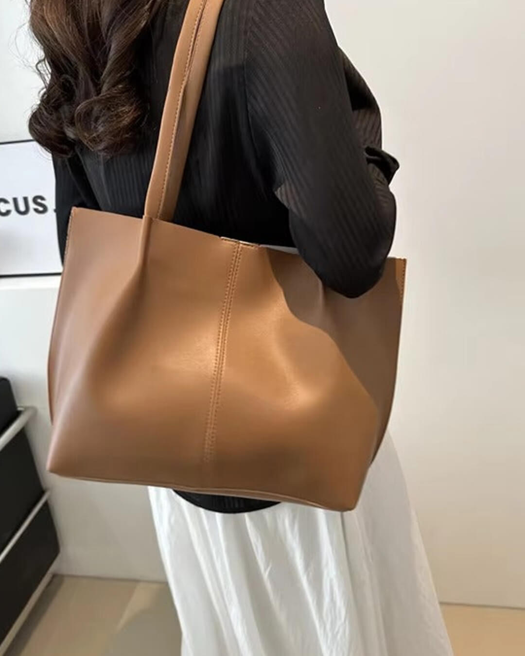 Ladies tote bag with open construction