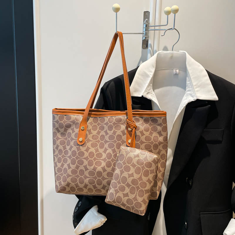 Women's tote bag with practical inner pocket and elegant design