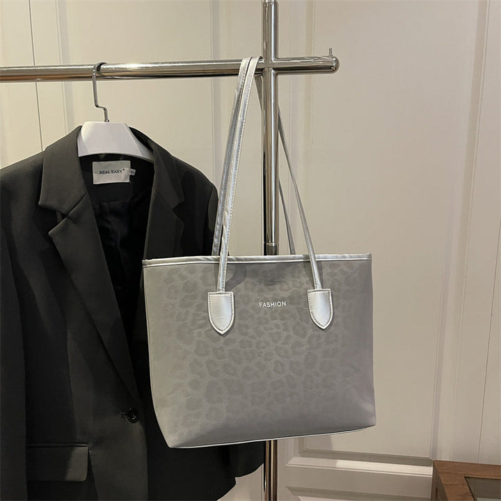 Women's elegant tote bag with stylish leopard print