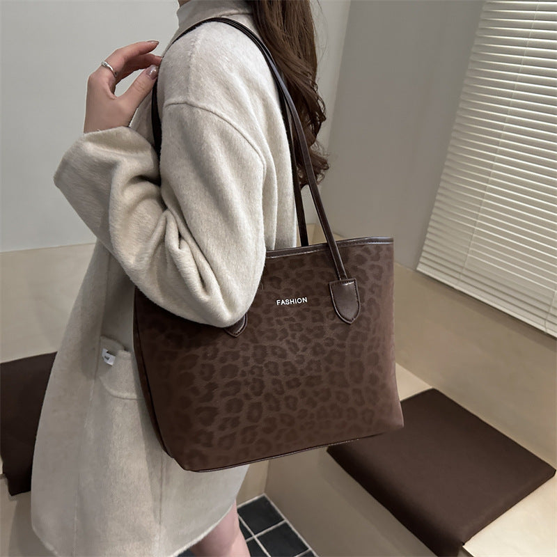 Ladies elegant tote bag with fashionable leopard pattern