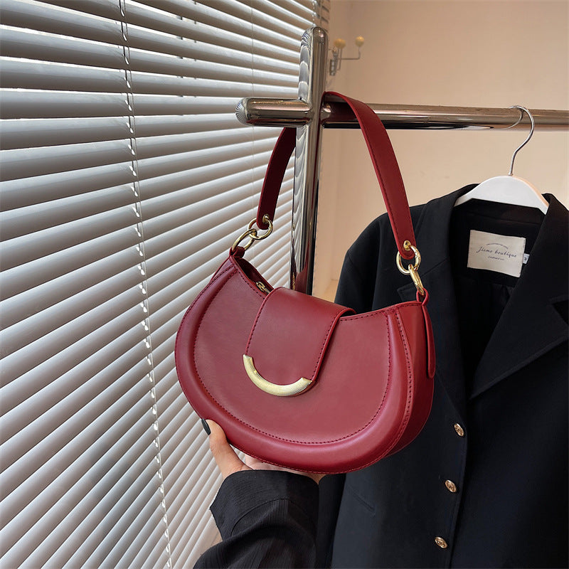 Ladies crossbody bag with elegant chain closure