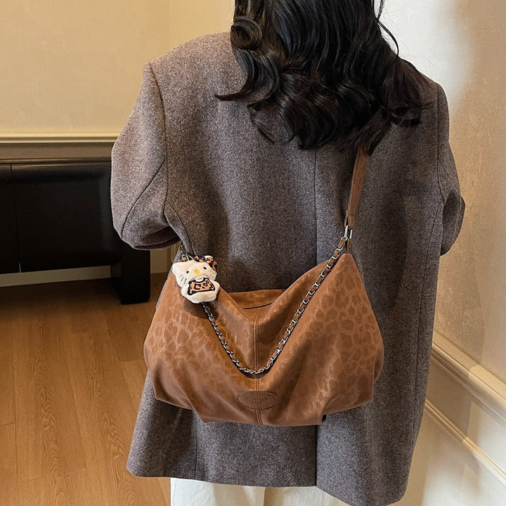 Ladies elegant hobo bag made of structured synthetic leather with detachable tag