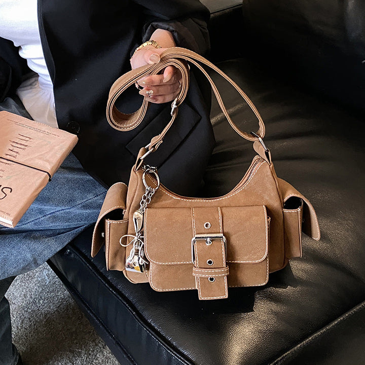 Women's shoulder bag in modern design with practical compartments