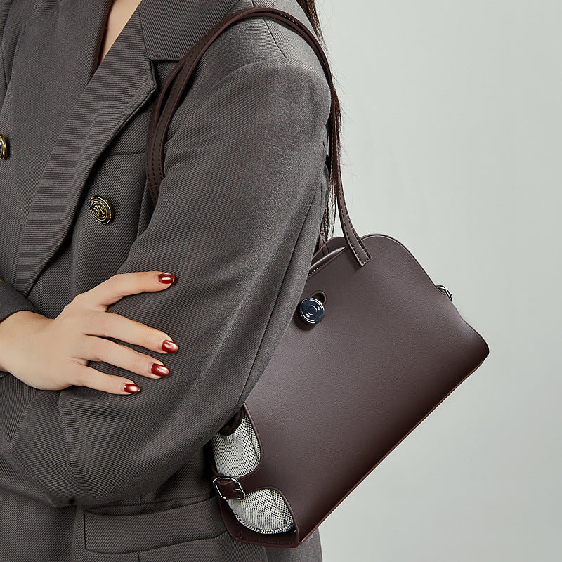 Women's tote bag with stylish design and practical compartments