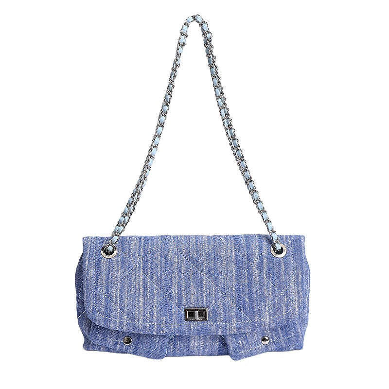 Women's quilted shoulder bag with fashionable chain accent