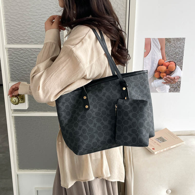 Women's tote bag with practical inner pocket and elegant design