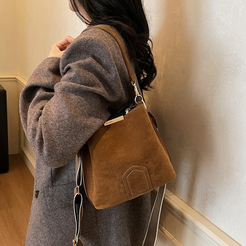 Women’s practical shoulder bag made of high-quality suede