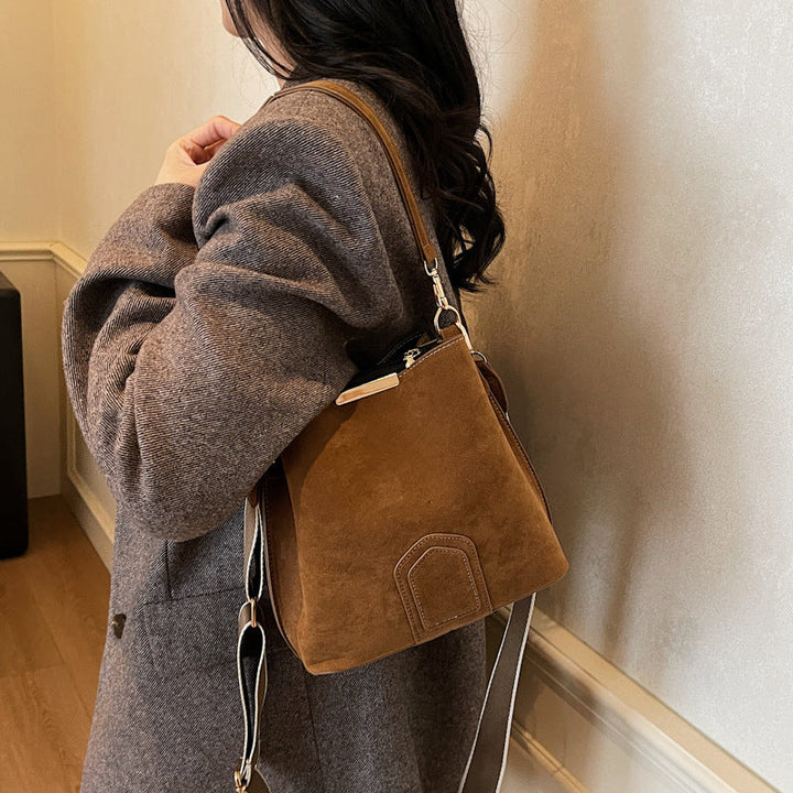 Women’s practical shoulder bag made of high-quality suede
