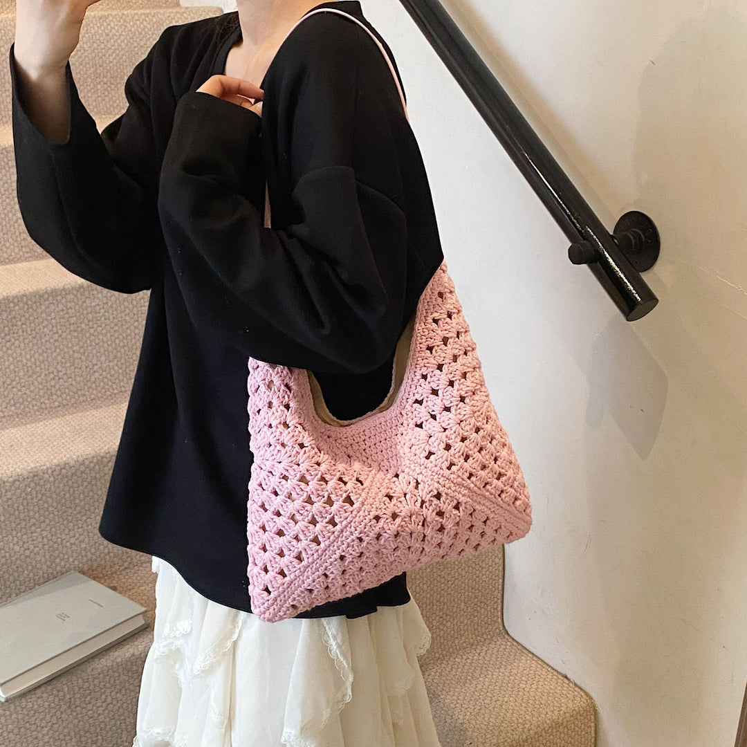 Women's crochet shoulder bag with ergonomic strap