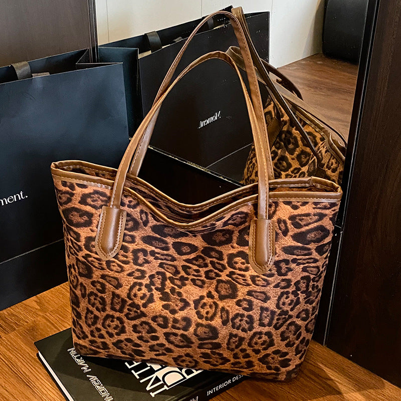 Women's tote bag with modern leopard pattern and sturdy carrying handles