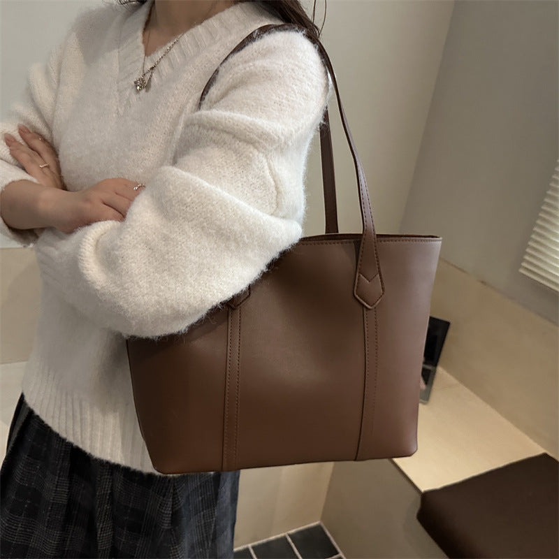 Women's elegant tote bag with minimalist structure