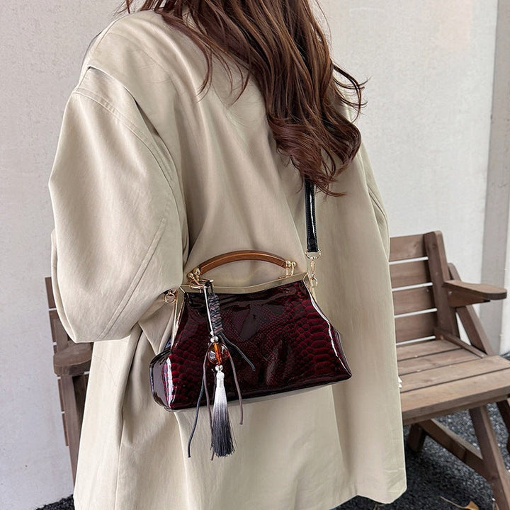 Ladies elegant tote bag in stylish snake leather look