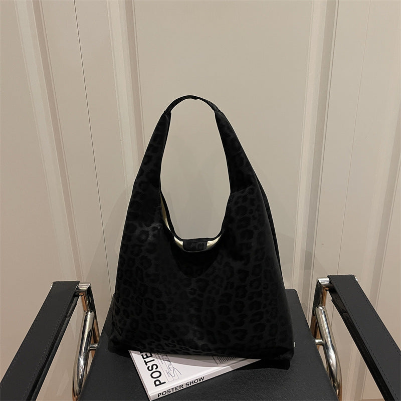 Ladies fashionable Tote Bag with eye-catching shoulder strap