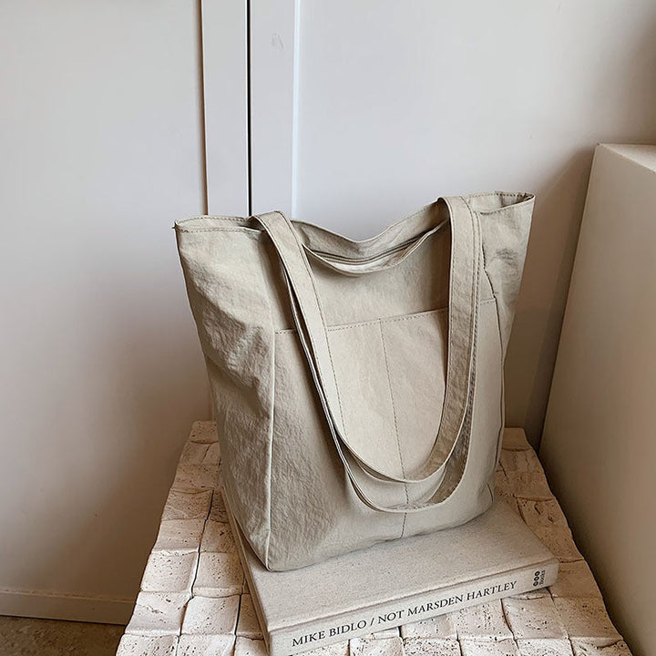 Women's casual tote bag with spacious design and practical inner pockets