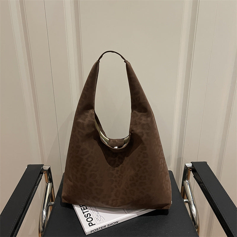 Women’s fashionable tote bag with striking shoulder strap