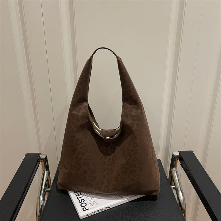 Women’s fashionable tote bag with striking shoulder strap