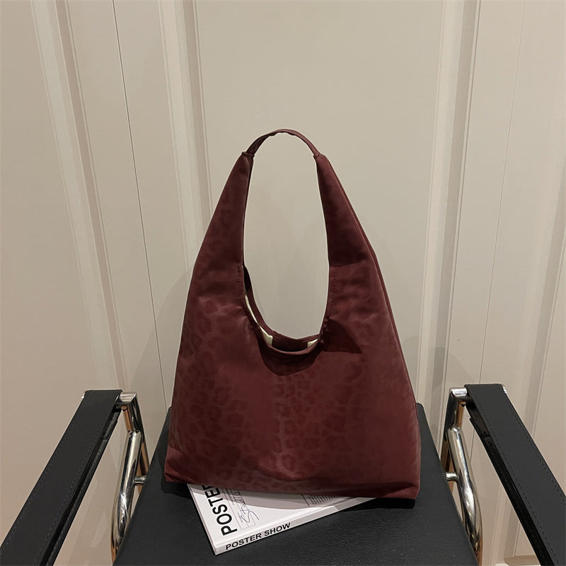 Ladies fashionable Tote Bag with eye-catching shoulder strap