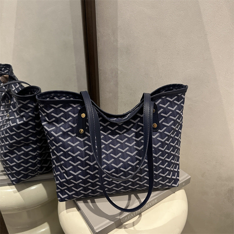 Women's stylish tote bag with fashionable pattern