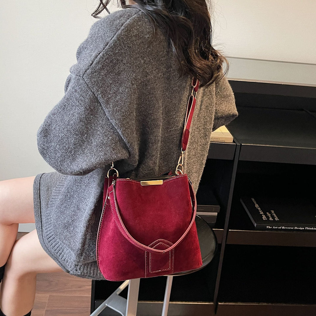 Women’s practical shoulder bag made of high-quality suede