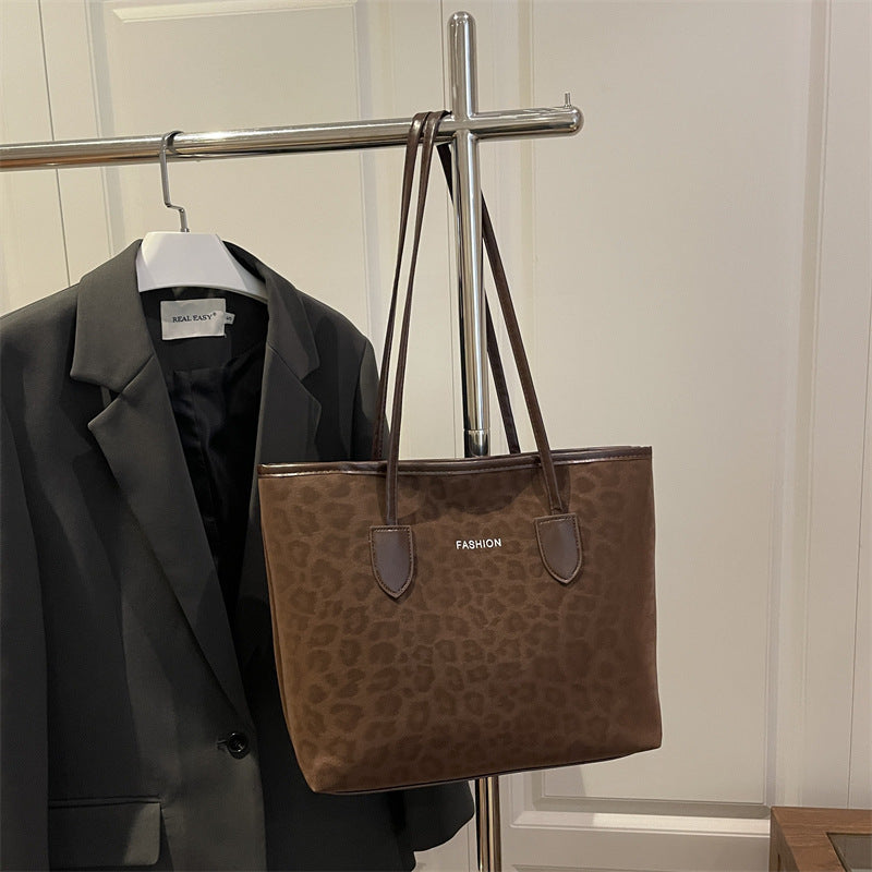 Women's elegant tote bag with stylish leopard print