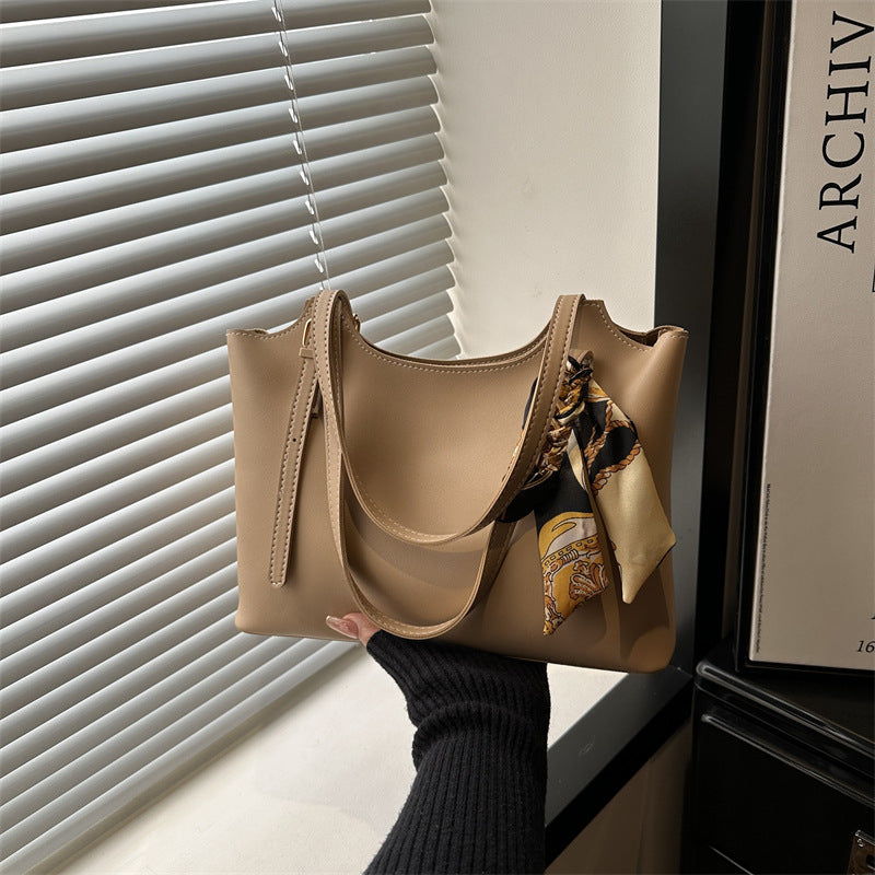 Ladies elegant tote bag with fine carrying strap and fashionable accessories