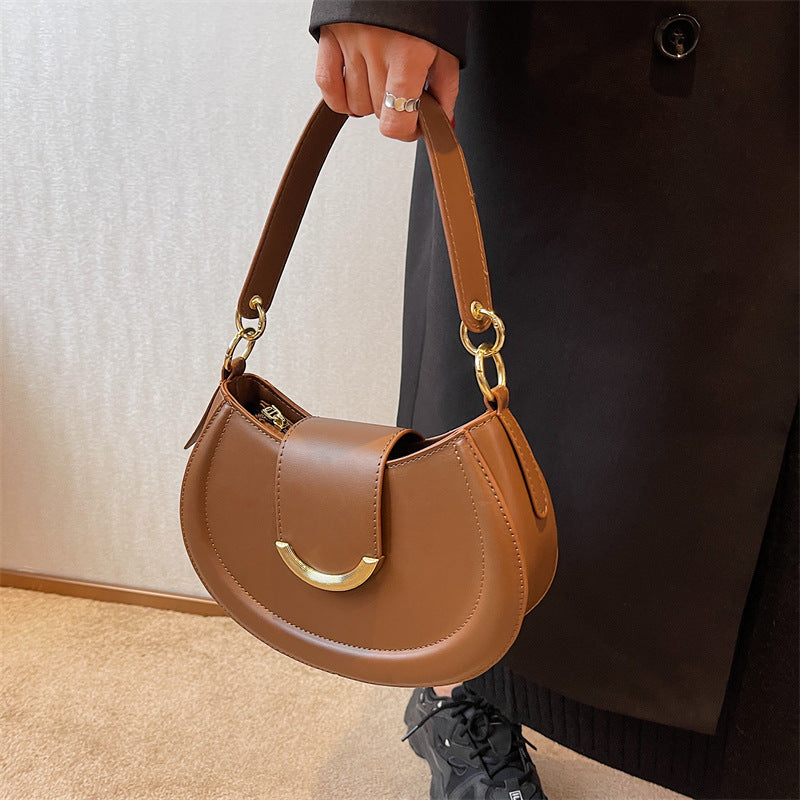 Ladies crossbody bag with elegant chain closure