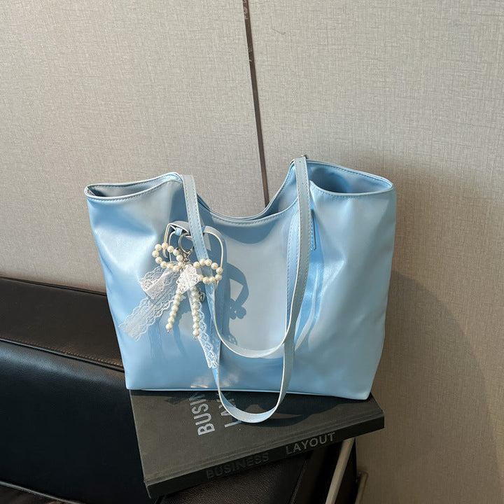 Women's stylish tote bag with practical inner pockets