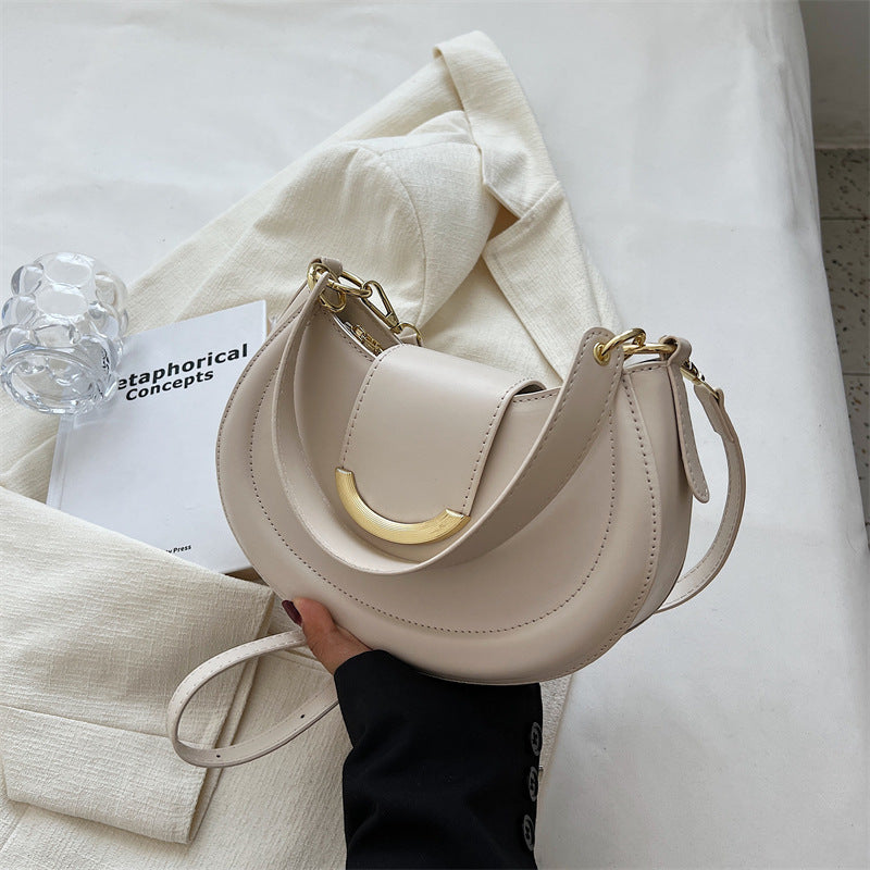 Ladies crossbody bag with elegant chain closure