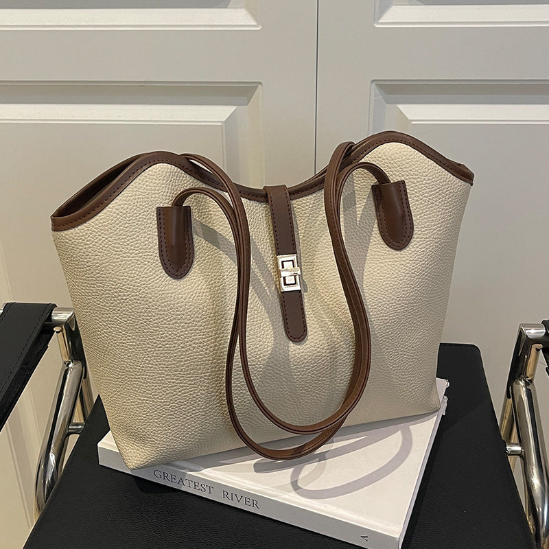 Ladies tote bag made of high-quality leather with elegant design