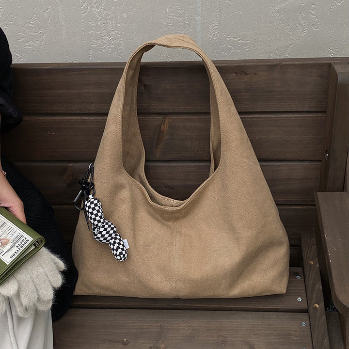 Women's fashionable tote bag with innovative carrying opening