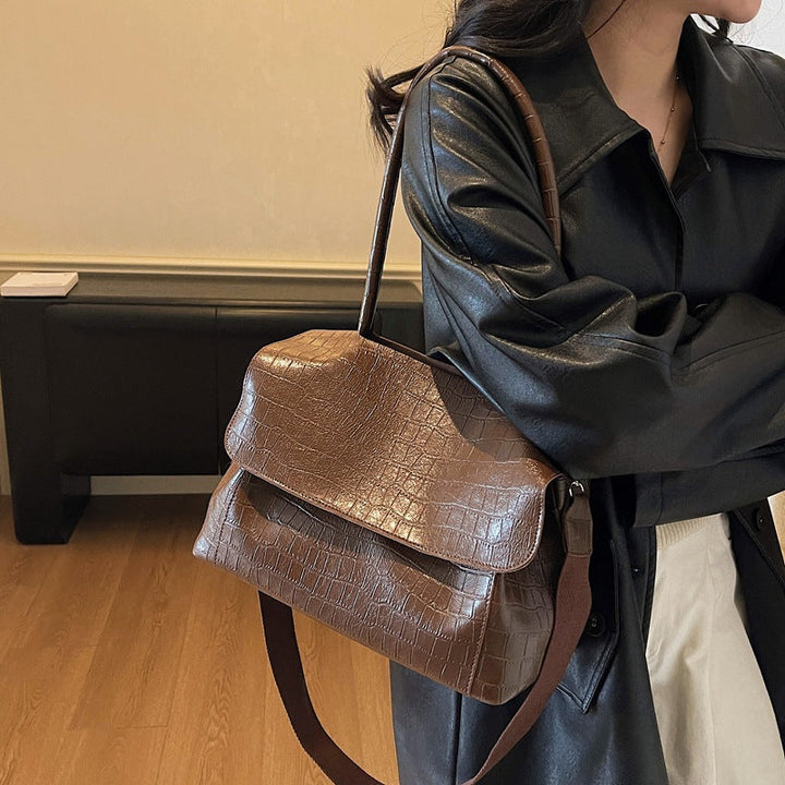 Women's shoulder bag in elegant crocodile look with adjustable shoulder strap