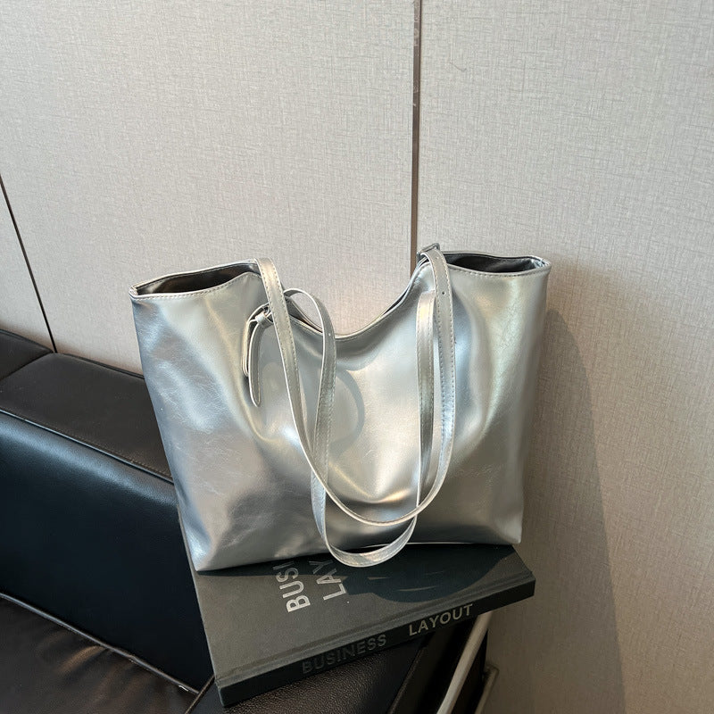 Women's stylish tote bag with practical inner pockets