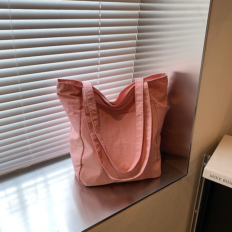 Women's casual tote bag with spacious design and practical inner pockets