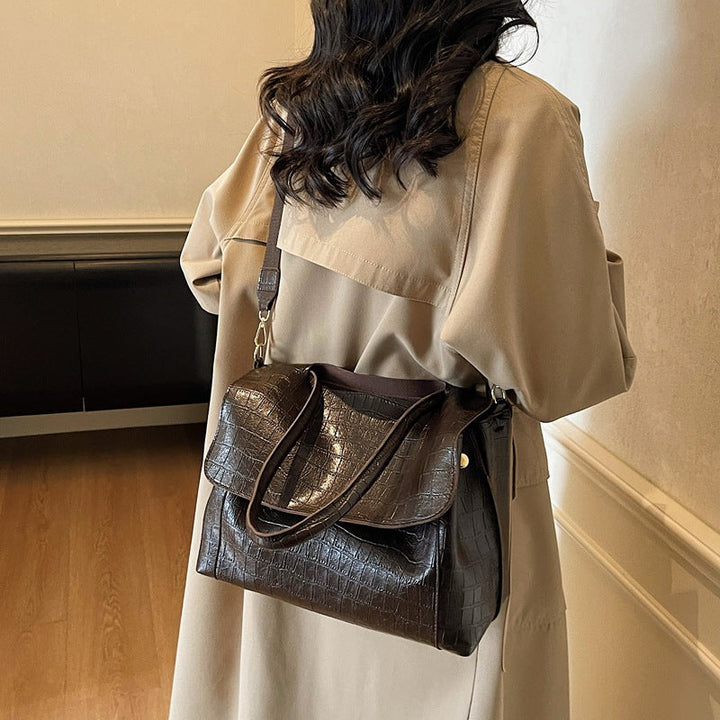 Women's shoulder bag in elegant crocodile look with adjustable shoulder strap