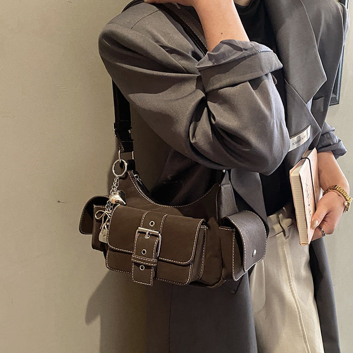 Women's shoulder bag in modern design with practical compartments