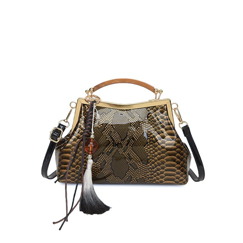 Ladies elegant tote bag in stylish snake leather look