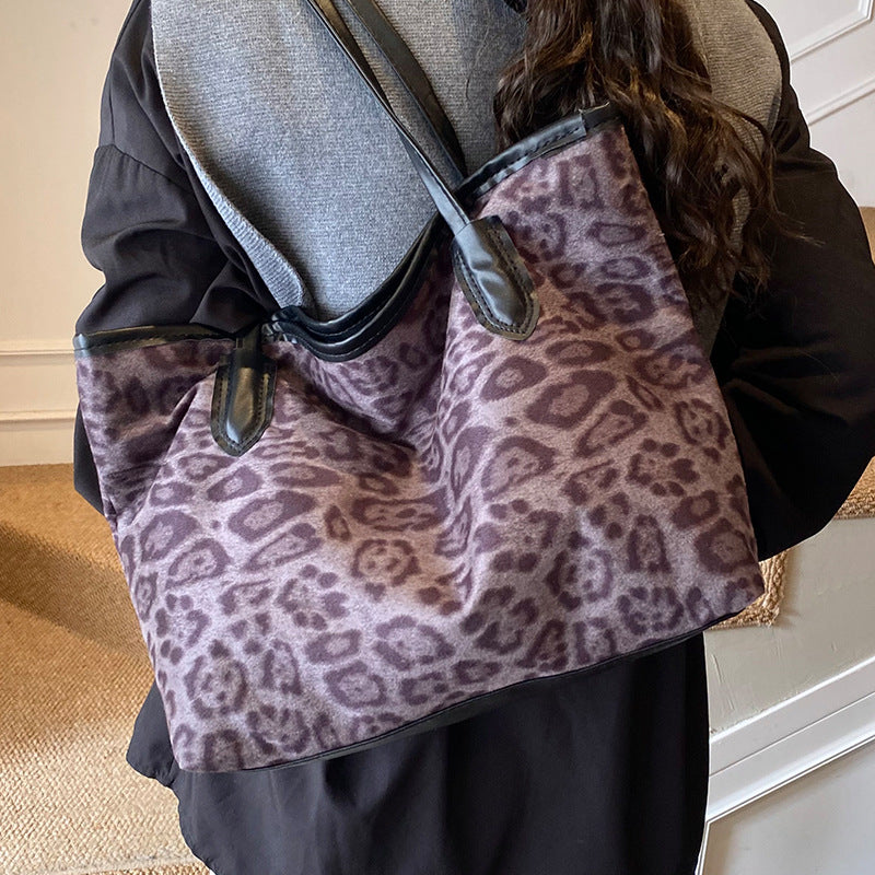 Women's tote bag with modern leopard pattern and sturdy carrying handles