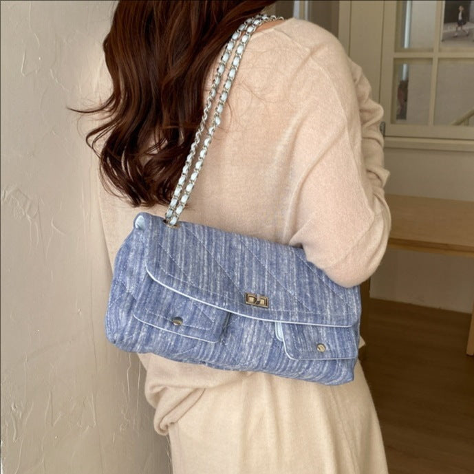 Women's quilted shoulder bag with fashionable chain accent