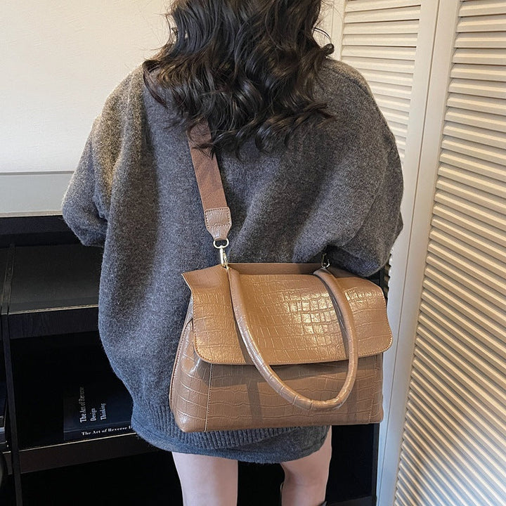 Women's shoulder bag in elegant crocodile look with adjustable shoulder strap