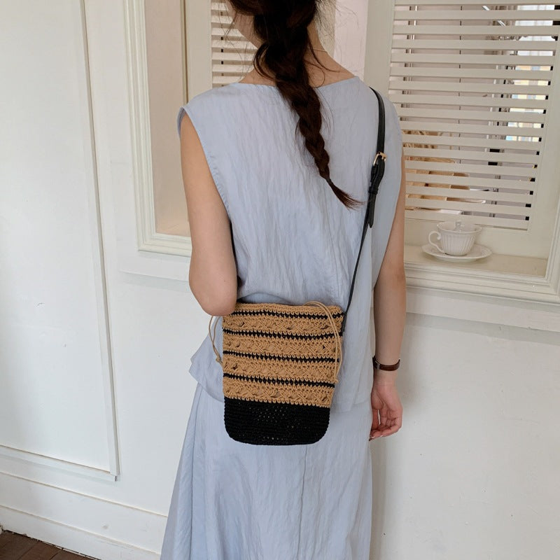 Ladies crocheted shoulder bag with fashionable drawstring