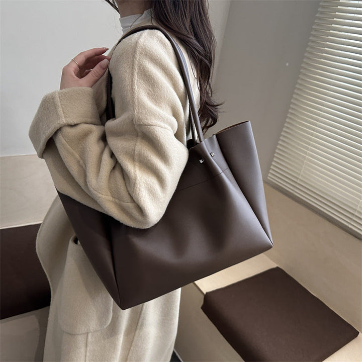 Ladies tote bag with elegant minimalist structure and sturdy carrying handles
