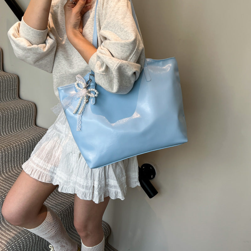 Women's stylish tote bag with practical inner pockets