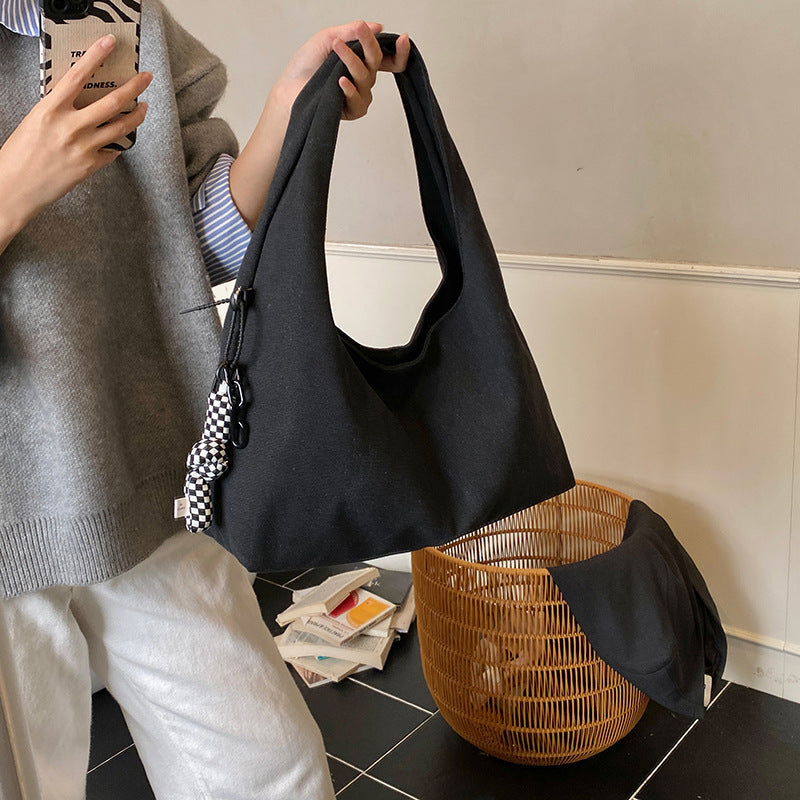 Women's fashionable tote bag with innovative carrying opening