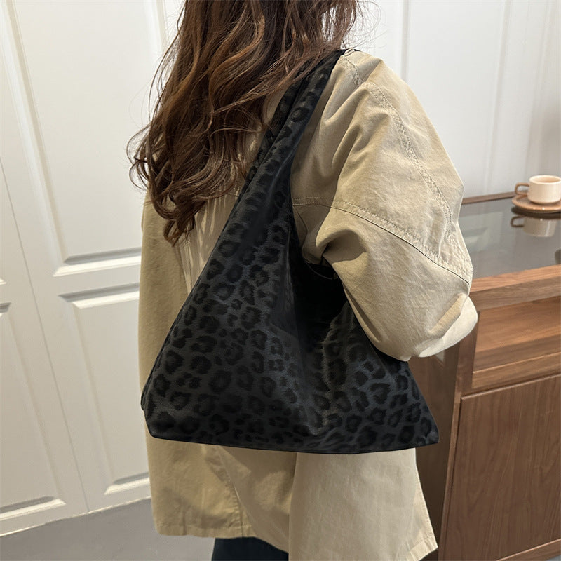 Ladies fashionable Tote Bag with eye-catching shoulder strap