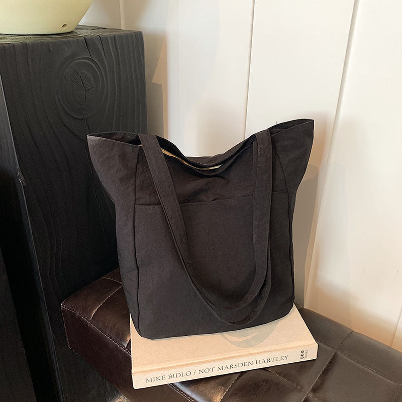 Women's casual tote bag with spacious design and practical inner pockets