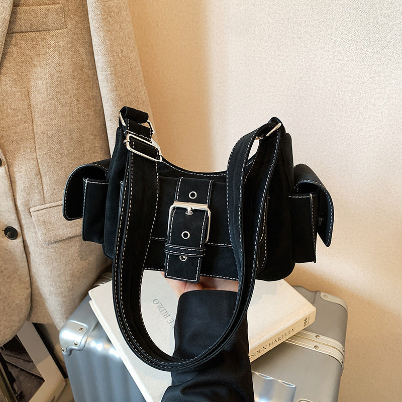 Women's shoulder bag in modern design with practical compartments