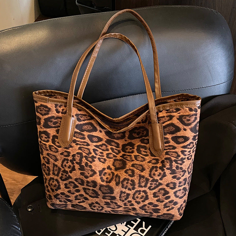 Women's tote bag with modern leopard pattern and sturdy carrying handles
