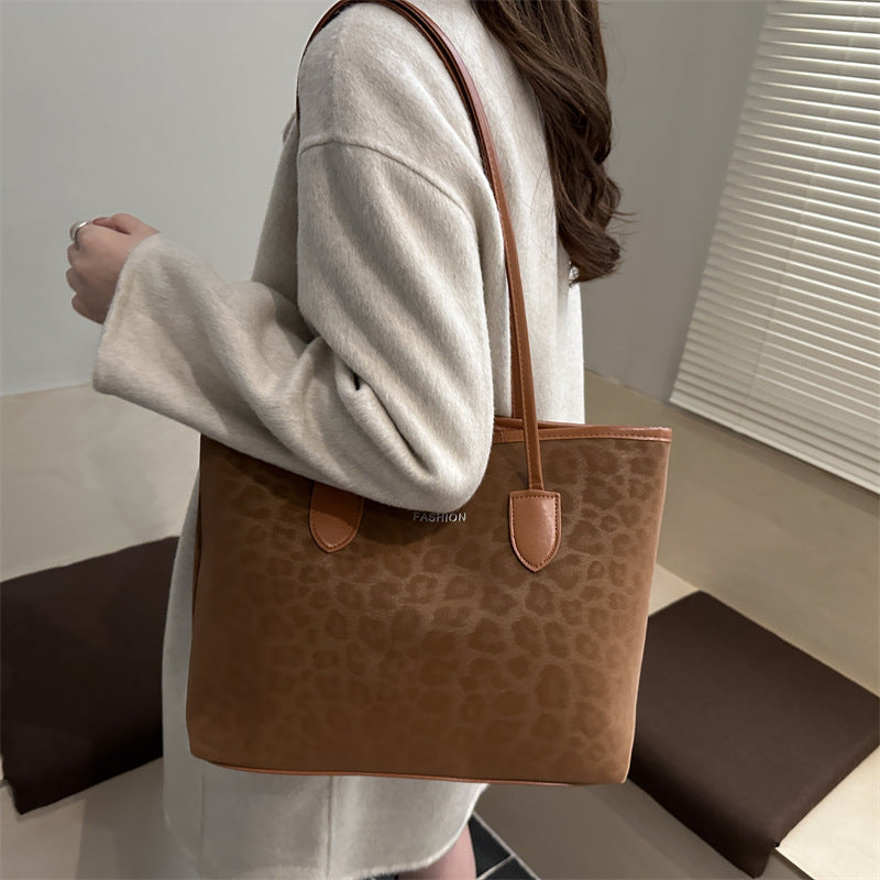 Ladies elegant tote bag with fashionable leopard pattern