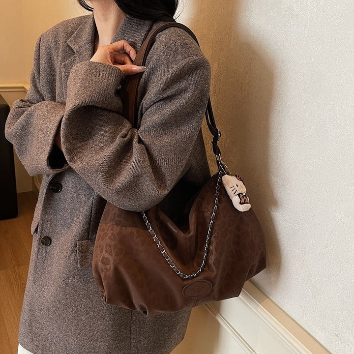 Ladies elegant hobo bag made of structured synthetic leather with detachable tag
